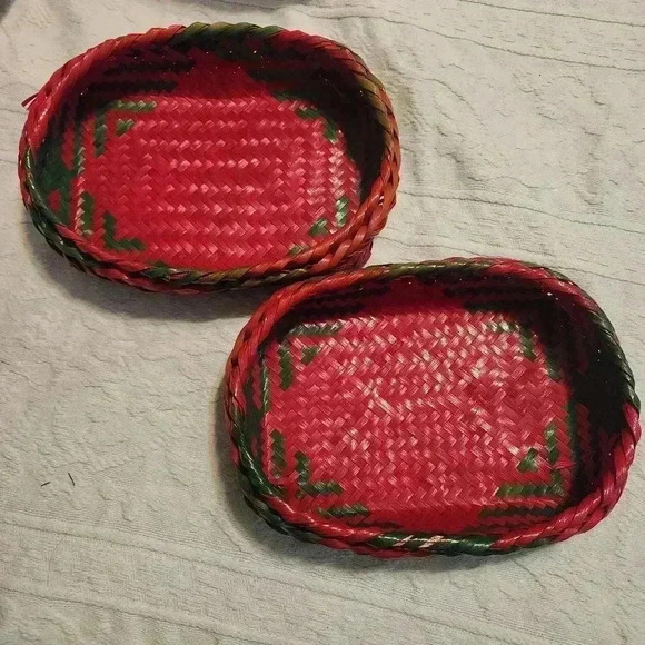 Christmas Woven Red & Green Baskets Set Of 2 Nesting Casserole Serving Baskets - Picture 1 of 8